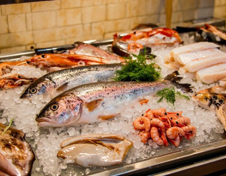 Frischer Fisch Frischer Fisch und Meeresfrüchte auf Eis, dekoriert mit Kräutern.