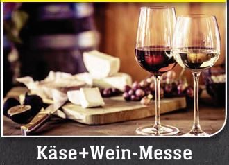 Käse und Wein Messe Zwei Weingläser neben Käse und Trauben auf einem Holztisch, mit Messe-Text im Hintergrund.