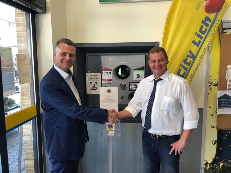 Zusammenarbeit mit dem Lions Club Zwei Männer schütteln sich die Hände zur Zusammenarbeit vom Lions Club mit EDEKA Lich