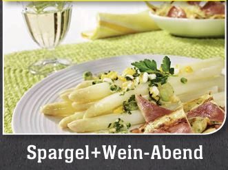 Spargel und Wein Abend Weißer Spargel mit Schinken, Kräutern und einem Glas Wein auf einem grünen Tisch.